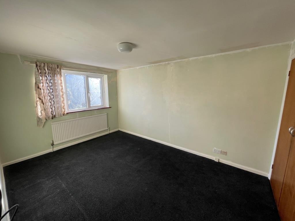 Lot: 118 - THREE-BEDROOM HOUSE FOR IMPROVEMENT - Bedroom 1 at the rear of the building and wardrobe